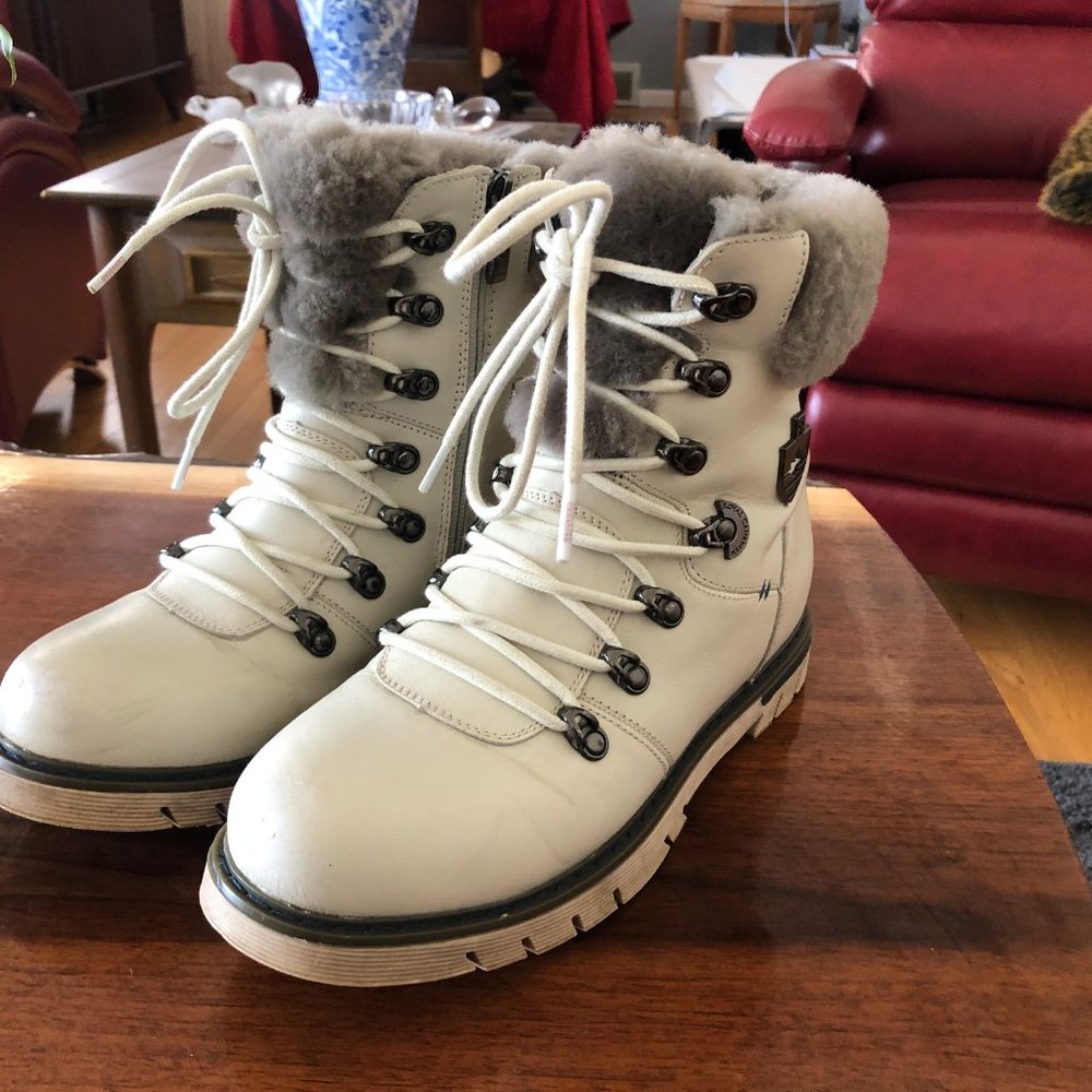 Royal Canadian Women's Stratford Boots in Pale Ale White size 9